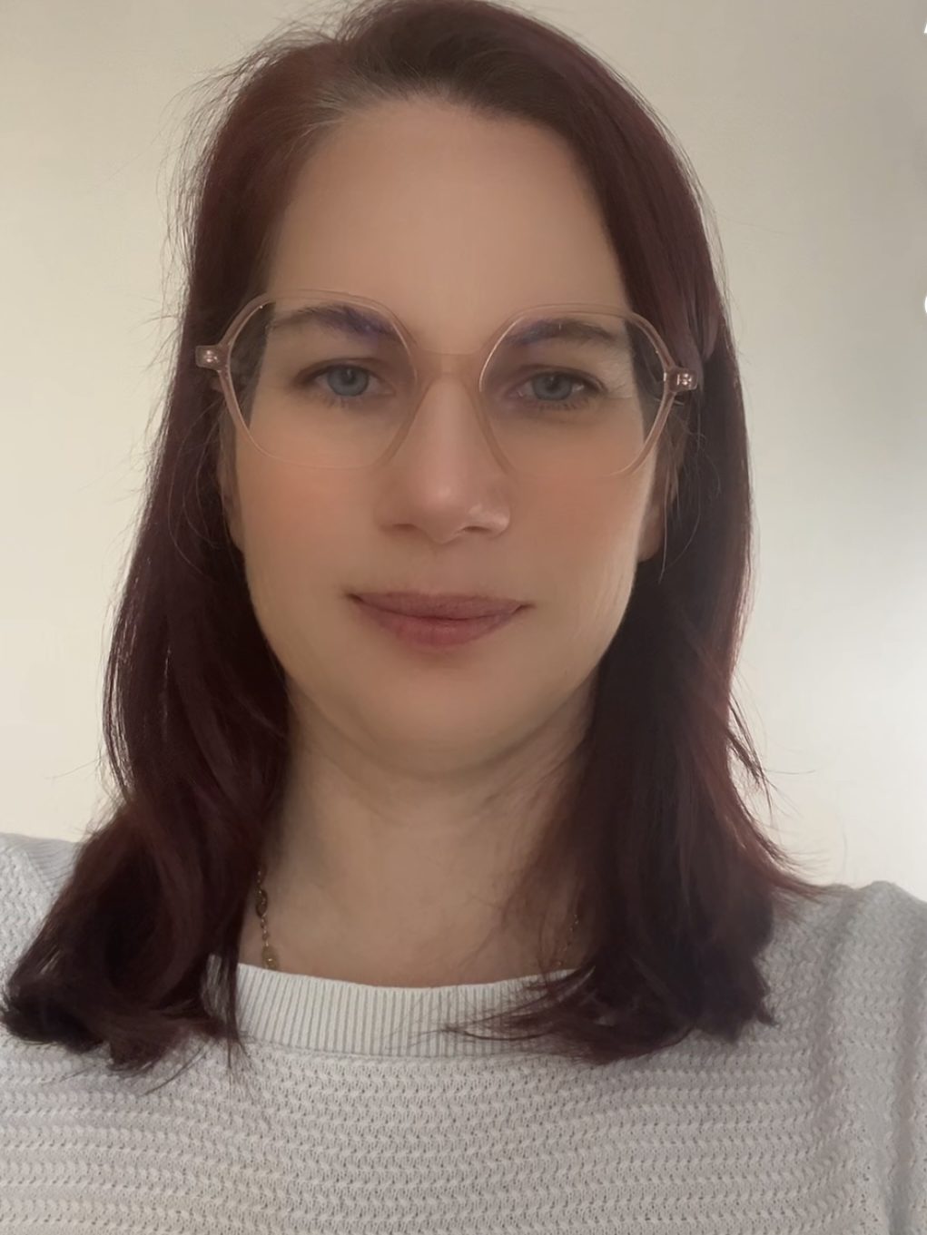 Portrait photographique d'Hélène LUZ gérante et rédactrice web et SEO chez Light Agency, agence de création de contenu